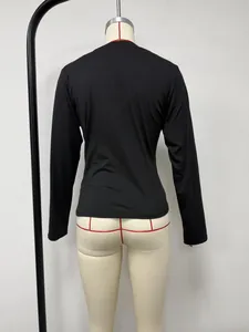 Achteraanzicht van een casual zwart T-shirt met lange mouwen op een professionele paspop