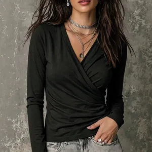 Elegante zwart dames T-shirt met overslag V-hals en stijlvolle geplooide details