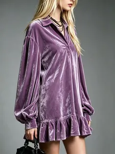 Nahaufnahme des eleganten lila Samtstoffs und des Rüschensaums dieses Hemdkleides