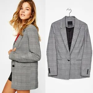 Vista detallada de una chaqueta americana de cuadros grises entallada para mujer