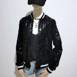 Detailaufnahme einer schwarzen Oversize-Bomberjacke mit Pailletten auf einer Puppe