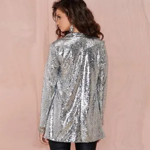 Vista detallada de la chaqueta blazer con lentejuelas plateadas para mujer fiesta