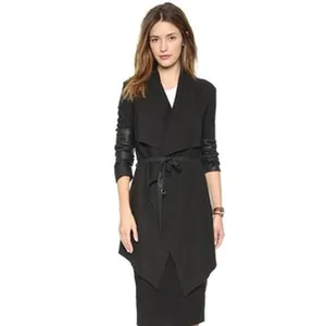 Elegante gabardina negra de largo medio para mujer con mangas de cuero sintético y corte entallado