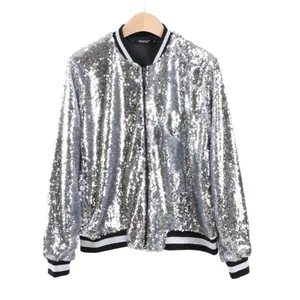 Detalle de chaqueta bomber de lentejuelas plateadas para mujer con rayas