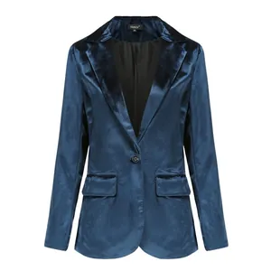 Vista frontale di un blazer da donna in velluto blu scuro con bottone singolo