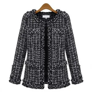 Chaqueta elegante de tweed en blanco y negro para mujer con detalles de flecos y frente abierto
