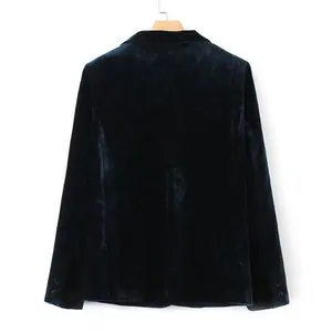 Vista posteriore di un elegante blazer in velluto verde scuro da donna per l'autunno