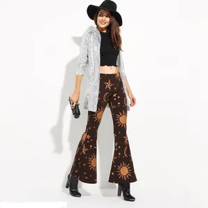 Modelo con cárdigan de lentejuelas plateadas para fiesta y unos pantalones anchos