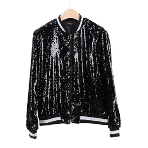 Detalle de chaqueta bomber de lentejuelas negras con ribete elástico de rayas plateadas