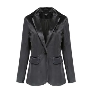 Vista dettagliata di un blazer in velluto nero da donna con revers e bottone singolo