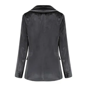 Vista posteriore di un elegante blazer in velluto nero da donna con trama del tessuto