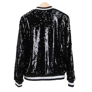Vista trasera de una elegante chaqueta bomber con lentejuelas negras y ribetes a rayas