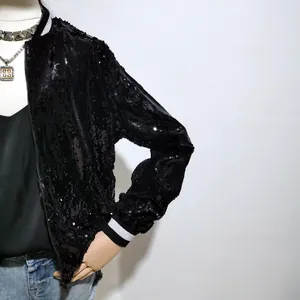 Nahaufnahme einer modischen schwarzen Pailletten-Bomberjacke mit hochwertigem Finish