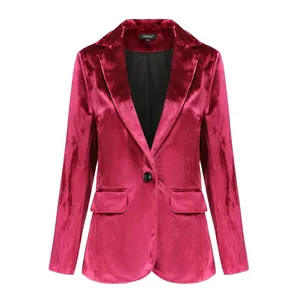 Vista frontale di un blazer in velluto fucsia da donna con dettaglio a bottone singolo