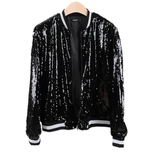 Primer plano de una chaqueta bomber negra con lentejuelas, ribete a rayas y cremallera.