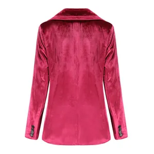 Vista posteriore di un elegante blazer in velluto magenta da donna con bottoni sui polsini