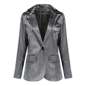 Vista frontale di un blazer in velluto grigio minimalista da donna con collo a revers