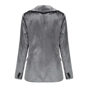 Vista posteriore di elegante blazer in velluto grigio da donna dalla texture liscia
