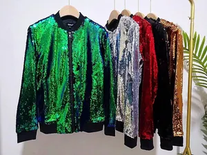 Vista detallada de varias chaquetas bomber de lentejuelas de colores en verde, rojo y tonos oro