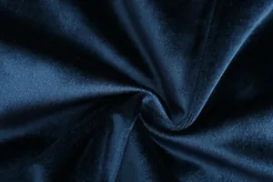 Primo piano che mostra la morbida trama del tessuto in velluto blu scuro per blazer donna