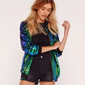 Detalle de una chaqueta bomber de lentejuelas degradadas azul y verde para mujer
