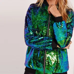 Primer plano de chaqueta bomber de lentejuelas para mujer con brillo verde y azul.