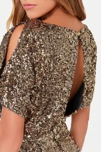 Vue détaillée d'une robe cocktail à paillettes dorées avec un dos ouvert élégant