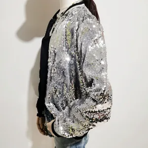 Detailansicht der silbernen Pailletten-Baseballjacke mit schwarzen Strickbündchen