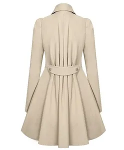 Achteraanzicht van een slank gesneden beige trenchcoat met geplooide zoom