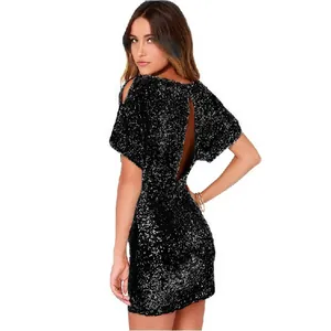 Vue arrière d'une robe noire à paillettes avec dos nu et épaules dénudées