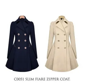 Detailweergave van getailleerde trenchcoats met dubbele rij knopen in blauw en beige