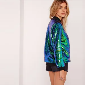 Vista lateral de chaqueta bomber de lentejuelas para mujer en color púrpura y verde