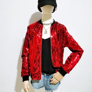 Detalle de cazadora bomber de lentejuelas rojas en un maniquí para un look de otoño