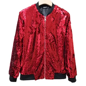 Vista frontal de una chaqueta bomber de lentejuelas rojo vibrante en una percha.