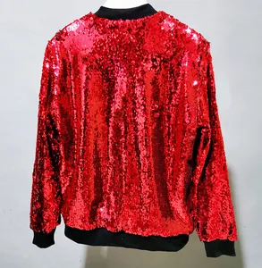 Detalle de cerca de la vibrante textura de lentejuelas rojas en esta chaqueta bomber