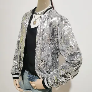 Nahaufnahme einer silbernen Pailletten-Bomberjacke mit gestreiften Rippstrickbündchen.