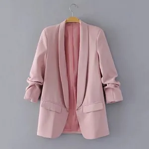 Detaillierte Vorderansicht eines rosa Blazers ohne Knopf mit Schalkragen Design