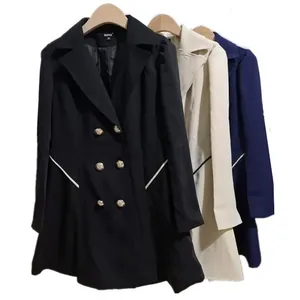 Set slim-fit dames trenchcoats met dubbele rij knopen in zwart, crème en blauw.