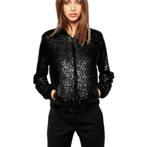 Κοντινό πλάνο ενός κομψού γυναικείου bomber jacket με μαύρες γυαλιστερές πούλιες.