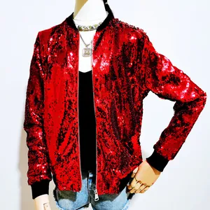 Detalle de cerca de chaqueta bomber de lentejuelas rojas con puños y cuello de canalé negro.