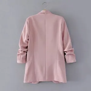 Detailansicht der Rückseite eines rosa Damen-Blazers mit elegantem Schalkragen