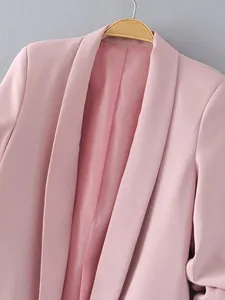 Detailansicht eines eleganten rosa Blazers mit Schalkragen ohne Knöpfe und glatter Textur
