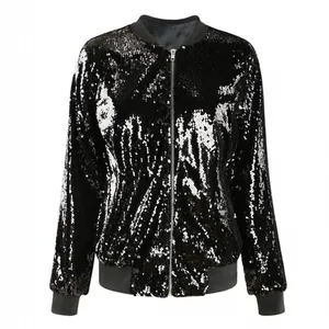 Detalle de una chaqueta bomber negra con lentejuelas para mujer con cremallera frontal