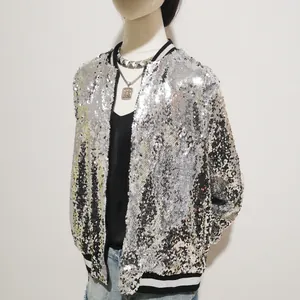 Detaillierte Ansicht einer modischen silbernen Pailletten-Bomberjacke auf einem Mannequin.