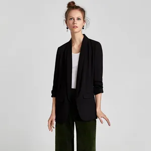 Detail eines schwarzen Damenblazers mit Schalkragen, präsentiert an einem Model