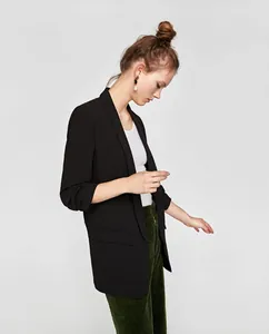 Seitenansicht eines schwarzen Blazers mit Schalkragen für Damen Freizeitmode