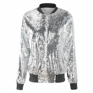 Detalle de chaqueta bomber de lentejuelas plateadas con ribete negro y cremallera