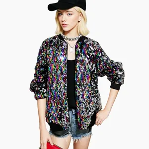 Detalle de chaqueta bomber de lentejuelas multicolores con ribetes de punto clásicos