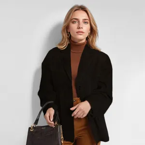 Gedetailleerde weergave van een zwart retro oversized colbert met bruine coltrui styling