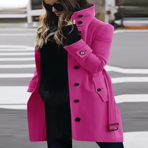 Eleganter taillierter Wollmantel für Damen in Pink mit schwarzen Knöpfen und Stehkragen